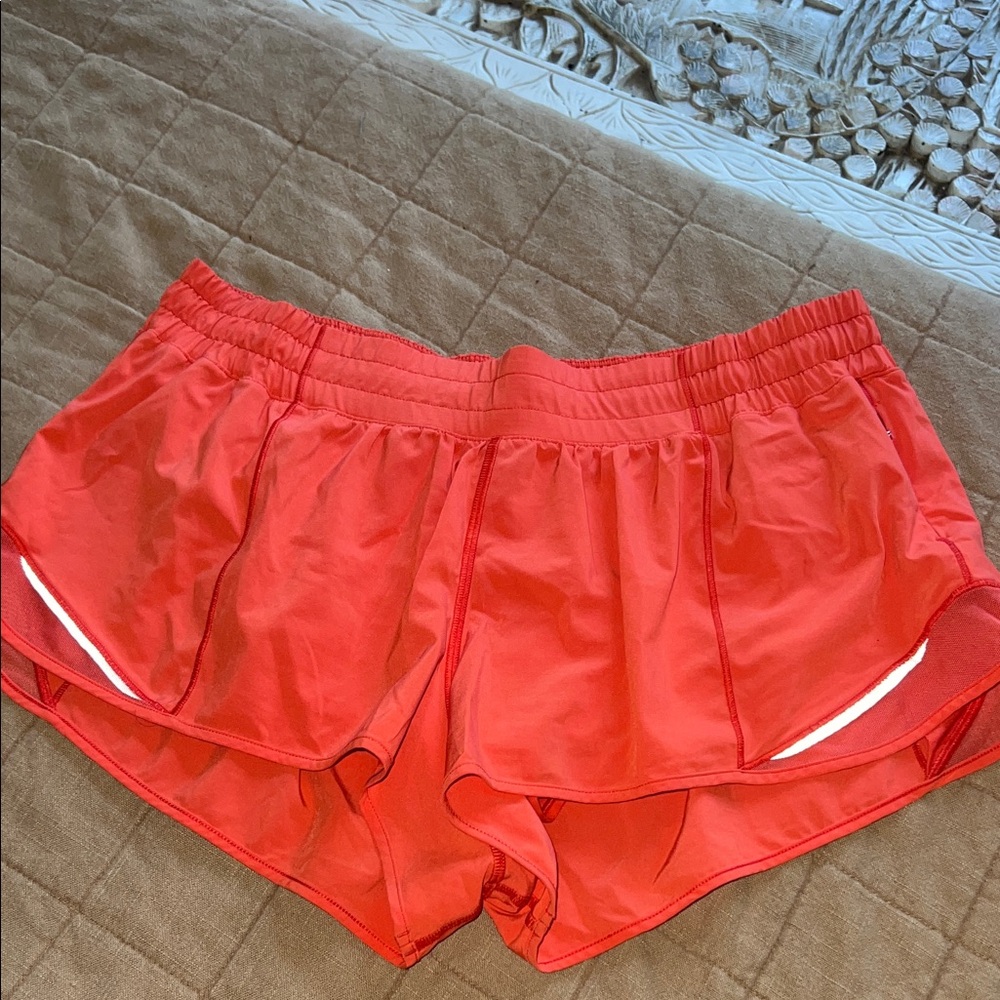 Lululemon low rise Hotty Hot Short 2.5”